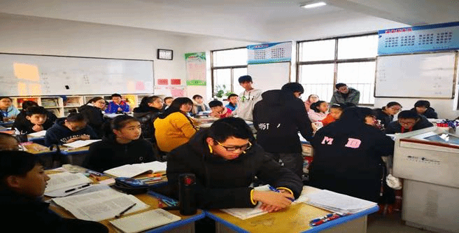 观摩课堂教学
